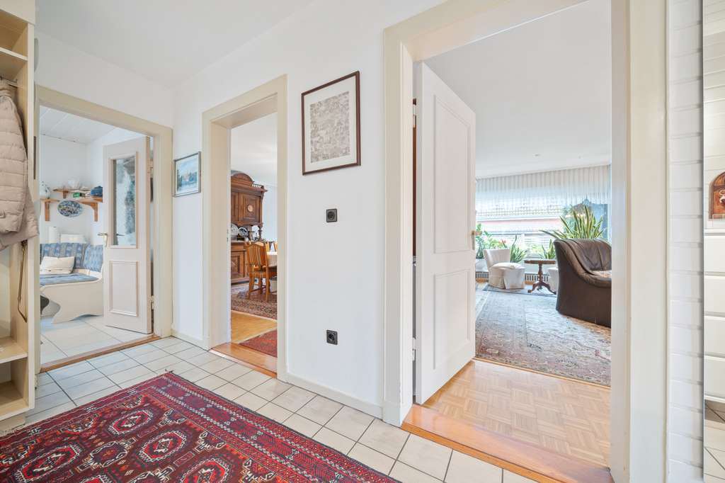 Immobilie in Bordesholm - Großes EFH mit Entwicklungspotential auf wunderschönem Grundstück - Bild 2