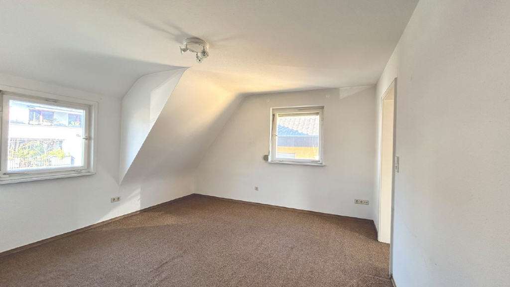 Immobilie in Mössingen - Chancenreiche Doppelhaushälfte in Topp-lage: Großzügiges Grundstück, zwei Garagen, perfekter F - Bild 4