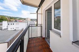 Lichtdurchflutete 2,5-Zimmer-Wohnung mit 2 Balkonen am Hölderlinplatz