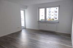 Frisch renovierte 3-Zimmer Wohnung mit Balkon, nahe FH und Köln Arcaden – Feldbergstr. 16, 51105 Humboldt/Gremberg, Köln – Vorschaubild 1