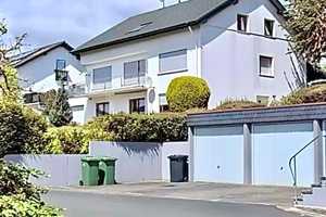3-Familienhaus in ruhiger Lage  mit fantastischem Fernblick über die Täler und Wälder – Gießen (Kreis) – Vorschaubild 1