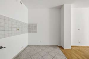 115 m² Wohn-/Nutzfläche -  Einladende 2,5-Zimmer-Maisonettewohnung mit großzügigem hellem Hobbyraum – Die vollständige Adresse der Immobilie erhältst du vom Anbieter., 80997 Allach, München – Vorschaubild 4