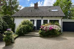 Parkartiger Garten umrahmt liebevoll gestaltetes Zuhause – Die vollständige Adresse der Immobilie erhältst du vom Anbieter., 22397 Lemsahl-Mellingstedt, Hamburg – Vorschaubild 2