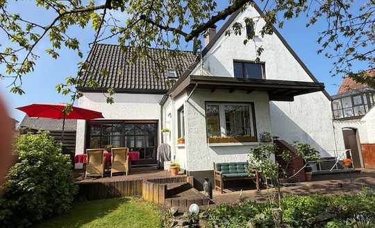 Tolles Ein- / Zweifamilienhaus mit PV Anlage, Garage,Stellplätzen  auf Traumgrundstück im Hötting!