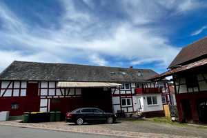 Investieren oder selbst einziehen – Charmantes Fachwerkhaus mit Scheune und Balkon – Waldeck-Frankenberg (Kreis) – Vorschaubild 1