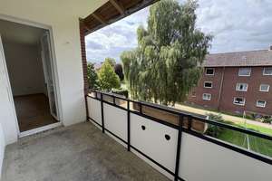 Helle 2-Zimmer-Wohnung mit Balkon in Wilhelmshaven Fedderwardergroden! – Allensteinweg 15, 26388 Fedderwardergroden, Wilhelmshaven – Vorschaubild 1