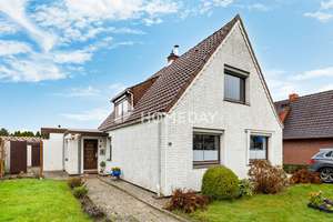 Teilsaniertes Einfamilienhaus mit großem Grundstück, Terrasse, Nebengebäude und Garage | Surheide