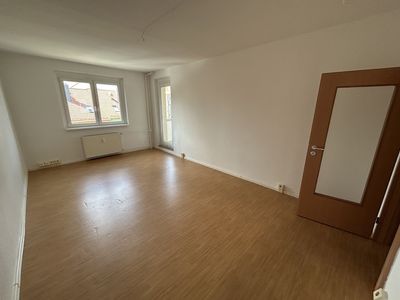 Jetzt Malerbonus sichern für 3-Zimmer-Wohnung mit Loggia!