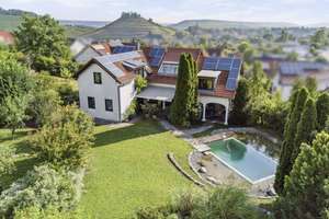 Exklusive Familienvilla in Weinsberg – mit Naturpool, PV-Anlage, und traumhafter Feldrandlage! – Die vollständige Adresse der Immobilie erhältst du vom Anbieter., 74189 Weinsberg – Vorschaubild 1