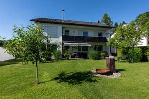 Gepflegtes Zweifamilienhaus mit großem Garten, drei Garagen und vielseitigen Nutzungsmöglichkeiten – Die vollständige Adresse der Immobilie erhältst du vom Anbieter., 88316 Isny im Allgäu – Vorschaubild 1