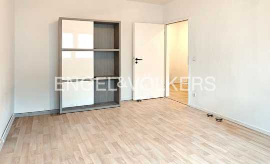 Stilvoll wohnen: Erdgeschosswohnung mit Balkon, Gartenblick und Kaminanschluss