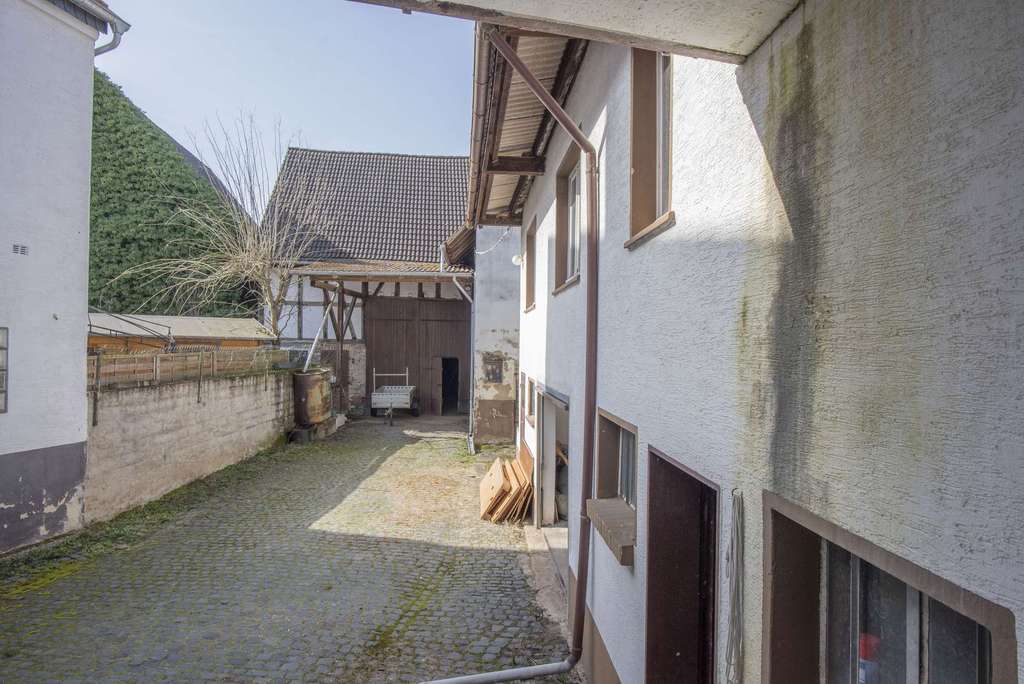 Immobilie in Nidda - Hofreite: Wohnhaus mit Torhaus, große Scheune und weitere Nebengebäude. Käuferprovisionsfrei! - Bild 1