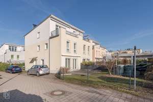 Wohnen am Wasser: Familienhaus mit großem Garten, Carport und drei Bädern