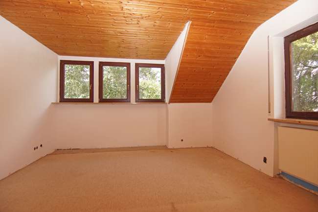 Immobilie in Roßtal - Roßtal-S-Bahn Nähe: Einfamilienhaus mit PV, Solar, Doppelgarage und Traumblick auf Felder und Wiesen - Bild 9