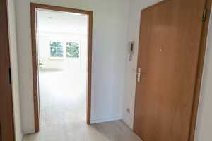 Renovierte 2-Zimmer-Wohnung mit Balkon , Nähe BMW und Porsche Werk  – Leipzig – Vorschaubild 2