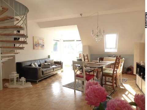 Sonnige Maisonette-Wohnung mit Balkon und Tiefgaragen-Platz Sonnige Maisonette-Wohnung mit Balkon und Tiefgaragen-Platz