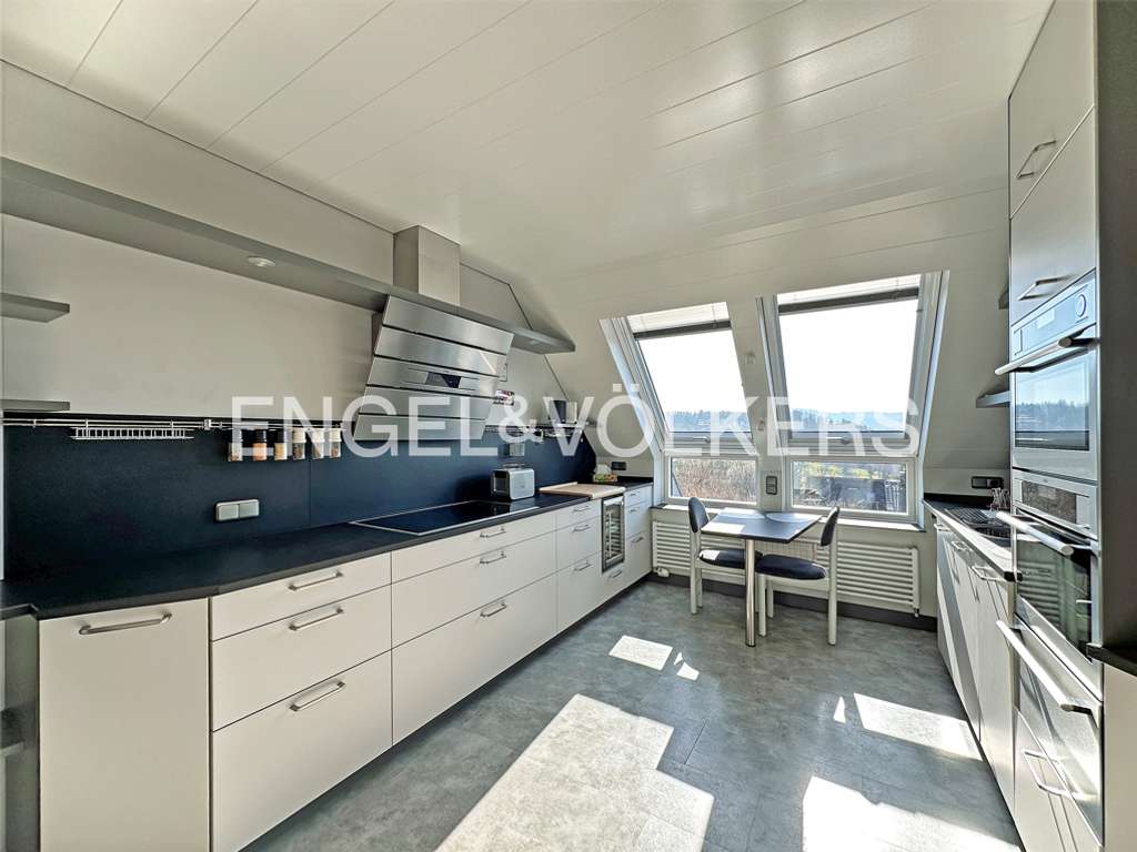 Immobilie in Kadenbach - Modernisiertes Zweifamilienhaus mit Fernblick und PV-Anlage - Bild 3