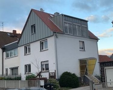 Diese lichtdurchflutete und schick geschnittene 2-Zimmer, Küche, Bad-Wohnung ist ein Klassiker.