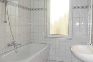 Toller Balkon an der Küche - Laminat - Tageslichtbad mit Badewanne – Frankenberger Straße 202, 9131 Chemnitz – Vorschaubild 7