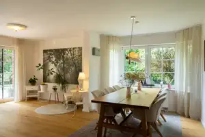 EINZIEHEN UND WOHLFÜHLEN. FAMILIENTRAUM MIT SONNIGEM GARTEN UND HOHER PRIVATSPHÄRE. – Ammerland (Kreis) – Vorschaubild 4