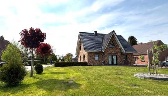 Bild von Gepflegtes 3-Giebel-Haus auf großem Grundstück