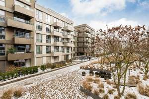 Spittelmarkt. Kreuzberg/ Mitte. Vacant and quiet, 2019 built condo-apartment with 2 balconies.