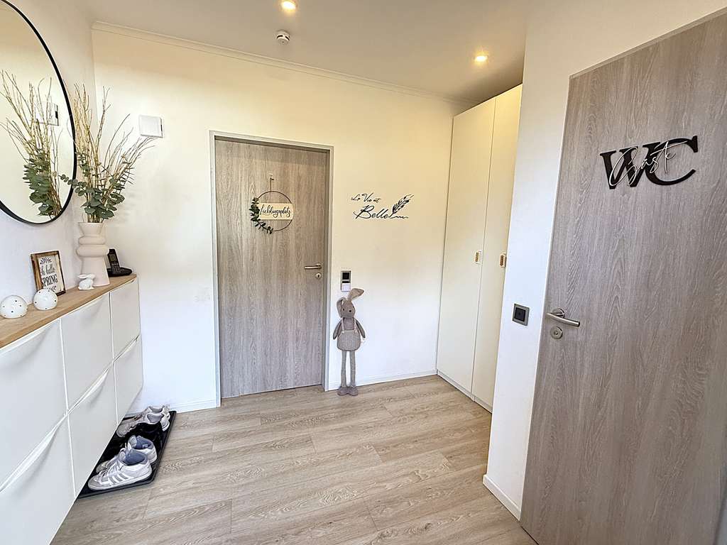 Immobilie in Bockhorn - Lichtdurchflutetes Familienhaus mit Walmdach – Top modernisiert & sofort bezugsfertig - Bild 2