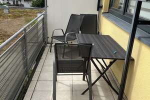 * 1 Zimmer * Wohnküche mit EBK * Bad mit Wanne * großer Balkon * Parkett *