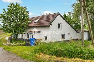 Zeitlos wohnen im Grünen – Einfamilienhaus mit überdachter Terrasse und Nebengebäude  – Die vollständige Adresse der Immobilie erhältst du vom Anbieter., 94099 Ruhstorf an der Rott – Vorschaubild 1