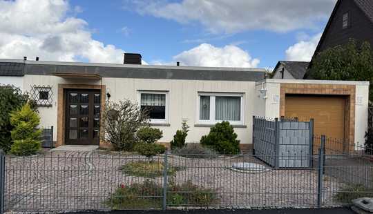Bild von Topp-Lage, schönes Grundstück! 1-Familien-Doppelhaus-Bungalow mit Garage