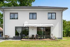 Luxuriöses Einfamilienhaus von 2016 mit Kamin, Designküche und Doppelgarage – Die vollständige Adresse der Immobilie erhältst du vom Anbieter., 12621 Kaulsdorf, Berlin – Vorschaubild 1