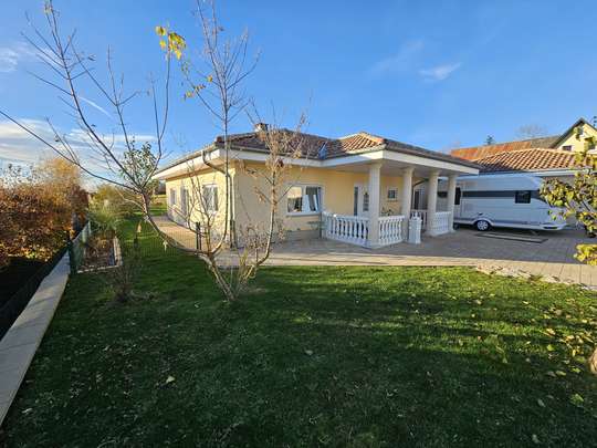 Traumhafter Bungalow im mediterranen Stil – Wohnen auf einer Ebene!