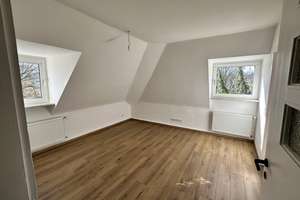 Gemütliche DG-Wohnung (2. OG) mit Einbauküche im Grünen von Do-Wambel-Süd!