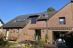 Traumhafte Lage - Moderne DHH mit Einliegerwohnung, großem Garten, 2 Terrassen und Garage – Düsseldorf – Vorschaubild 1