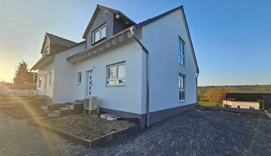 Bild von **Neubau-Erstbezug in Stadecken-Elsheim** Luxuriöse Doppelhaushälfte in gewachsener 1-A Wohnla