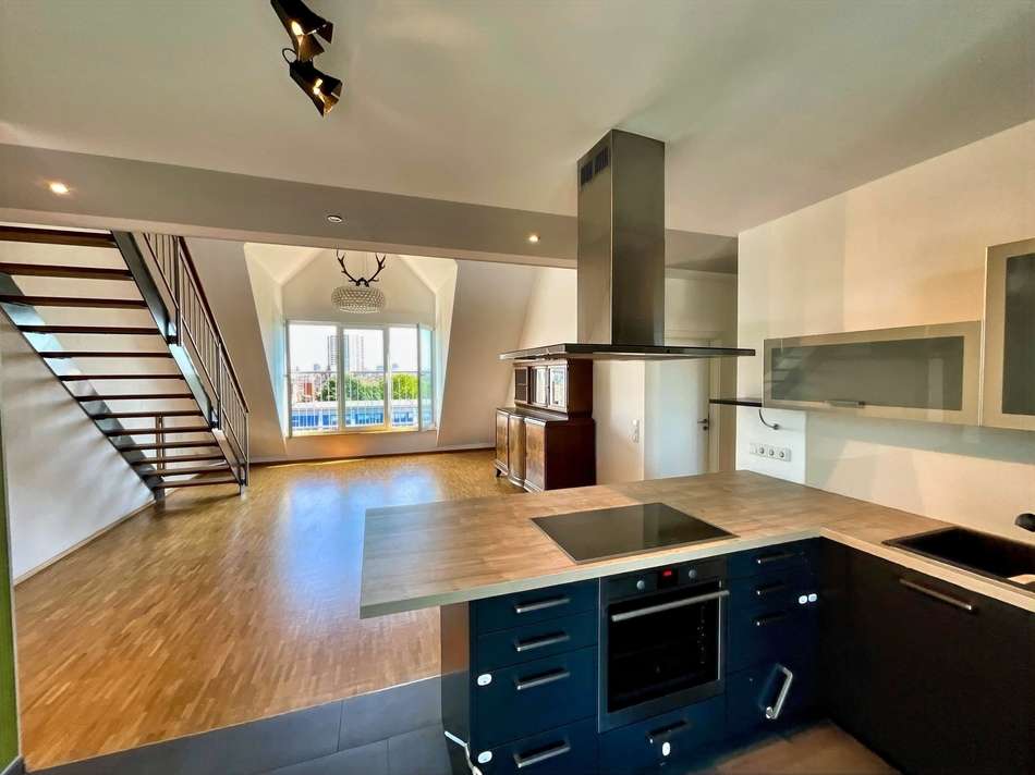 Wohnzimmer mit offener Küche