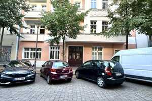 Bezugsfrei 01.09.2025: Ruhige 2-Zimmer-Wohnung im 2. OG in saniertem Gründerzeitaltbau nahe Ostkreuz – Lenbachstr. 6, 10245 Berlin – Vorschaubild 1