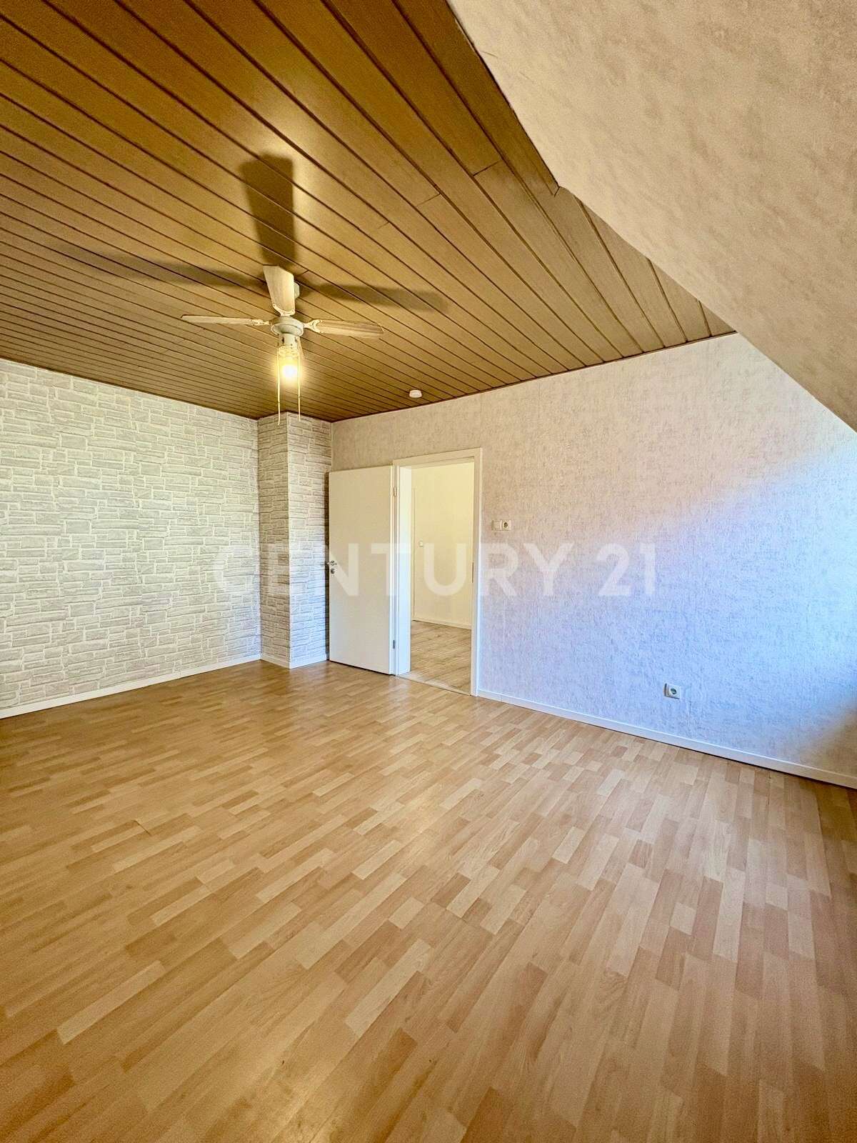 Immobilie in Schönenberg-Kübelberg - Geräumiges 1-2 Familienhaus in zentraler Lage - viel Platz für Ihre Ideen! - Bild 12