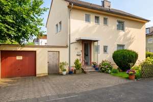Freistehendes Einfamilienhaus (sanierungsbedürftig) auf großem Grundstück mit Entwicklungspotential!