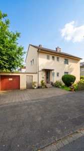 Freistehendes Einfamilienhaus (sanierungsbedürftig) auf großem Grundstück mit Entwicklungspotential!