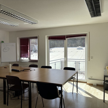 Gepflegte Bürofläche mit Balkon und Blick auf das Grafenschloss Diez