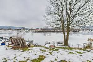 Charmantes Wasser-Chalet in Vlotho mit eigenem Steg & großem Garten – Die vollständige Adresse der Immobilie erhältst du vom Anbieter., 32602 Vlotho – Vorschaubild 1