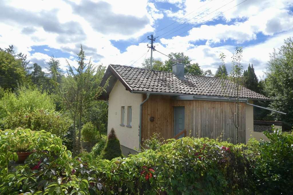 Immobilie in Großerlach - Charmantes Wochenendhaus im Grünen mit Garten, gepflegt, liebevoll hergerichtet und einzugsbereit - Bild 1