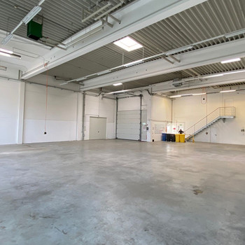 Lichtdurchfluteter Hallen-/Bürokomplex | optimale Anbindung | Stellplätze vorhanden