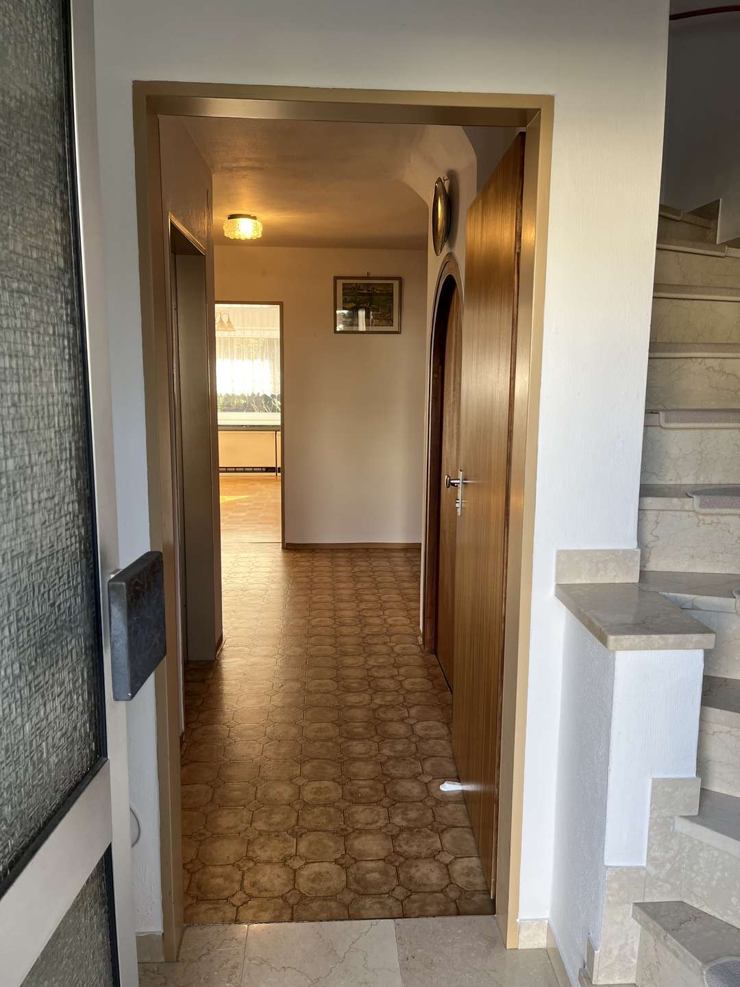 Renovierungsbedürftigte DHH mit Einliegerwohnung im DG am ruhigen Waldrand Waldtruderings, München – Bild 4