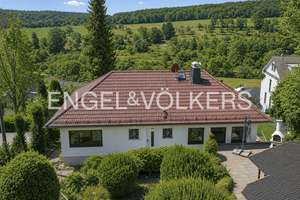 Attraktives Zweifamilienhaus mit sonnigem Garten und vielfältigen Nutzungsperspektiven