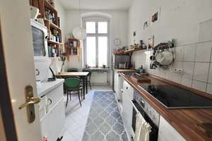 HOHE DECKEN, STUCK, HOLZDIELEN & BALKON – ZENTRALE LAGE MIT KIEZ-ATMOSPHÄRE - ZUR ZEIT VERMIETET – Niederbarnimstr. 2 eq, 10247 Friedrichshain, Berlin – Vorschaubild 2