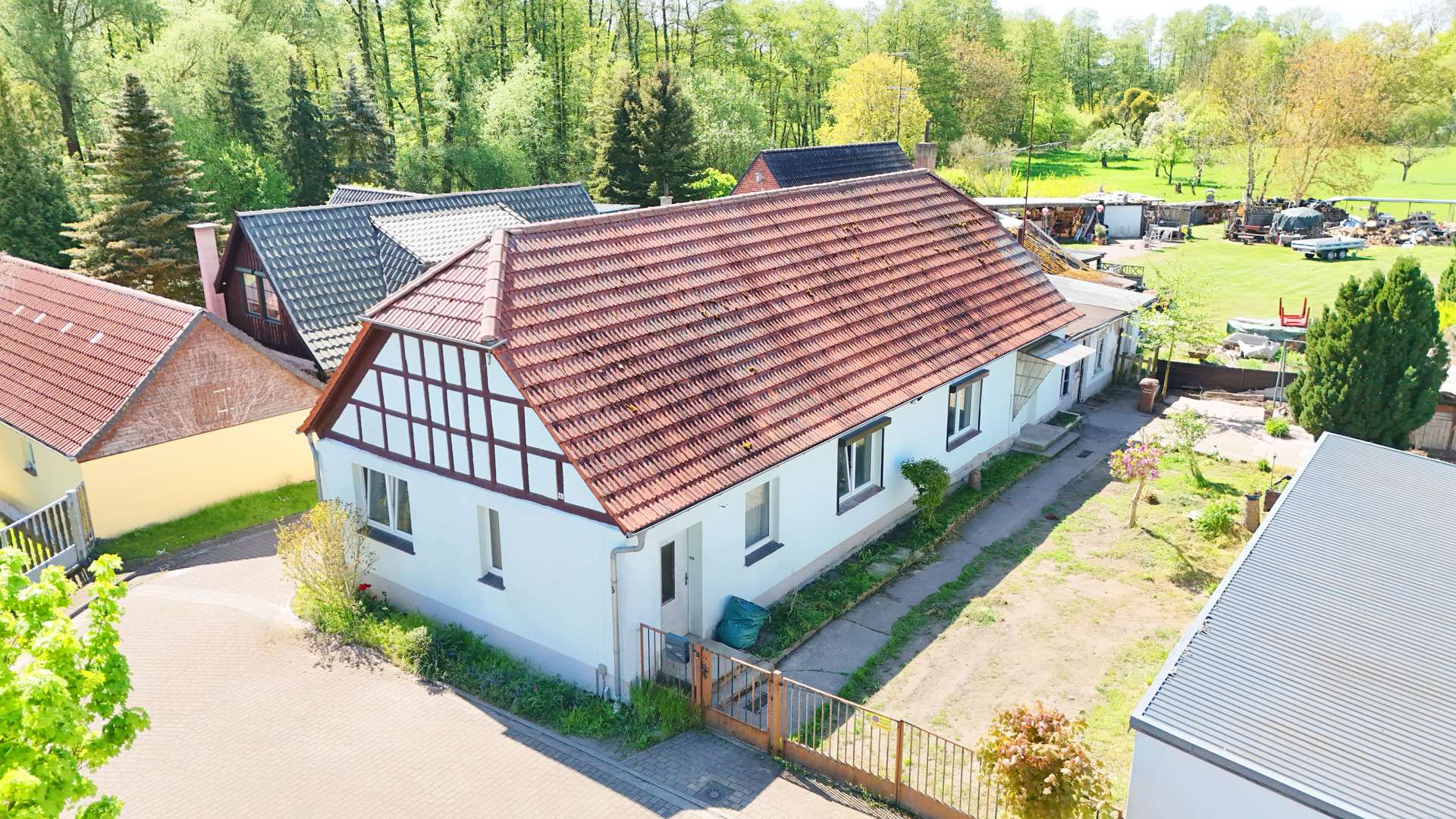 Charmantes Einfamilienhaus mit Sanierungsbedarf und großem Grundstück, Stendal Kreis – Bild 1