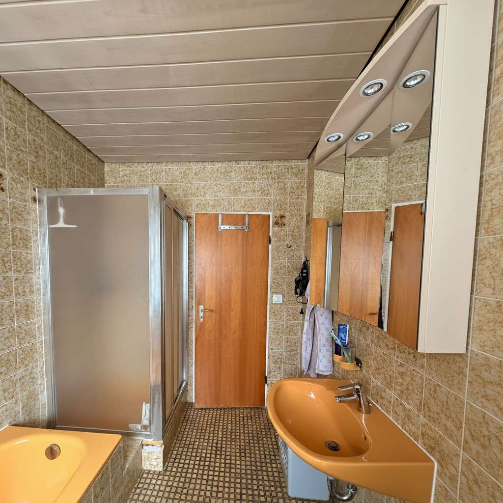 Immobilie in Horn-Bad Meinberg - Großzügiges 2-Familienhaus in Hanglage mit Dachterrasse, Loggia und 4 Garagen - Bild 10