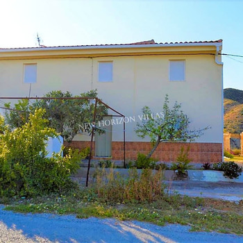 Ruhiges und einladendes Haus mit 248 m² Wohnfläche und einem 185 m² großen Grundstück, nur 5 km von 